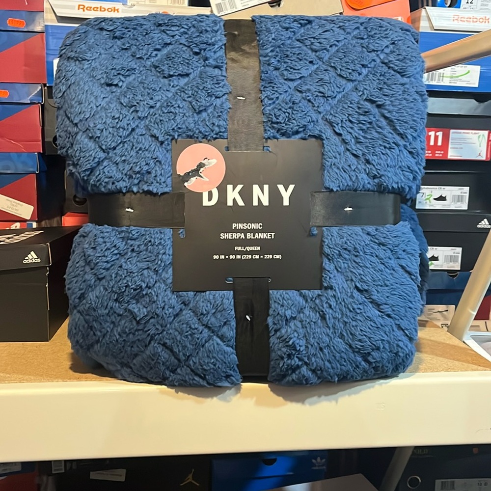 DKNY Pinsonic Sherpa Full / Queen Blanket blue 90”x90” polyester new